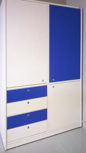 armadio bianco e blu